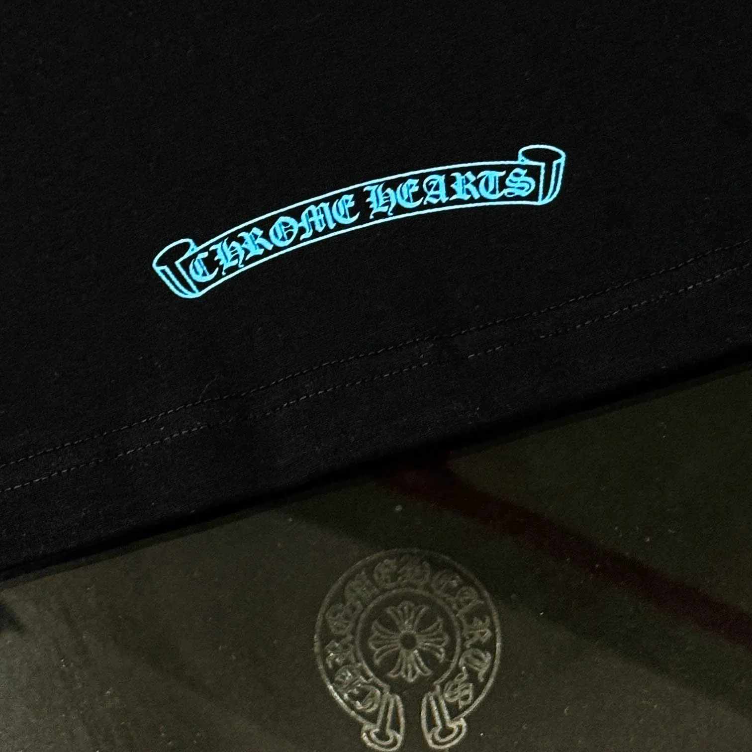 P170 Chrome Hearts 25 high-end versions. The fabric is made of 300 grams of high-density pure cotton. It does not deform or shrink. It has three labels. It is the same style for men and women. Technology: suede foaming + digital printing. Color: white, black. SIZE: S-XL.